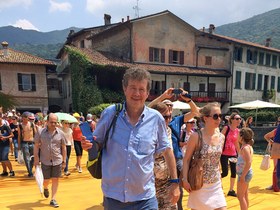 Blick von „The Floating Piers“ auf den Lago d’Iseo