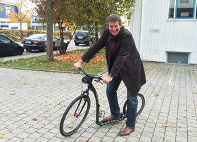 Immobilienmakler Fritz Osterried mit dem Roller unterwegs in München