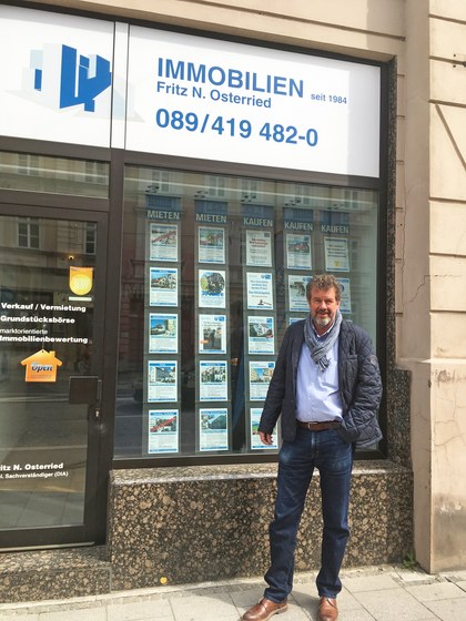 Immobilienmakler Osterried vor seinem Maklerbüro in der Max-Planck-Straße in München