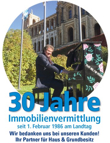30 Jahre Immobilienvermittlung – Fritz Osterried am Klavier vor dem Bayerischen Landtag